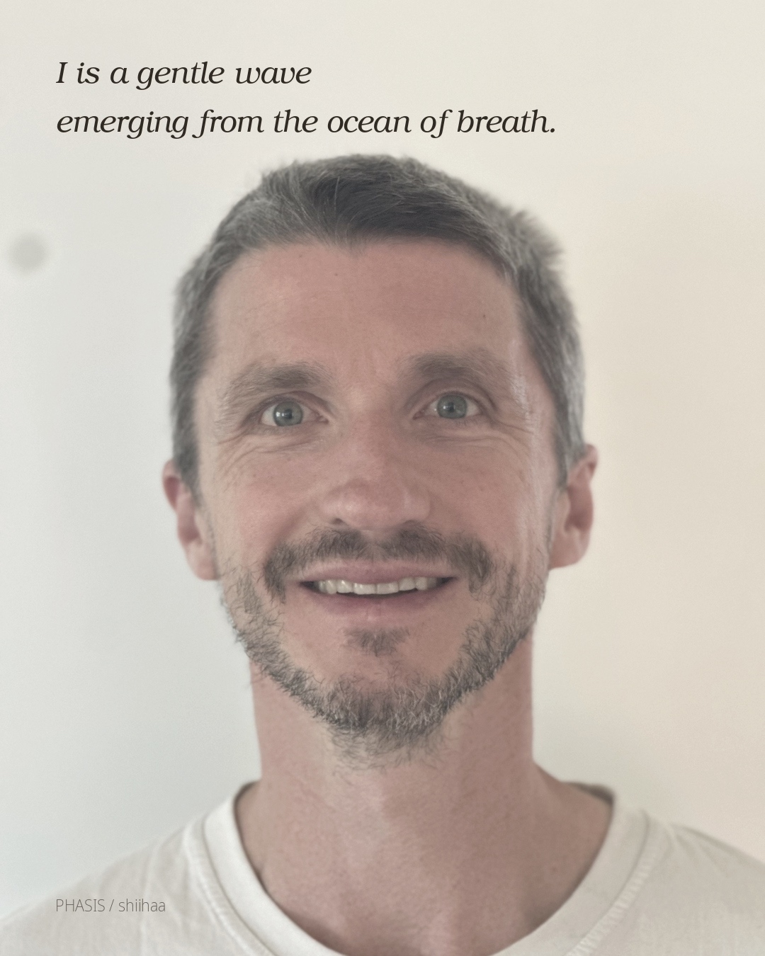 Porträt von Felix mit dem Satz: I is a gentle wave emerging from the ocean of breath.